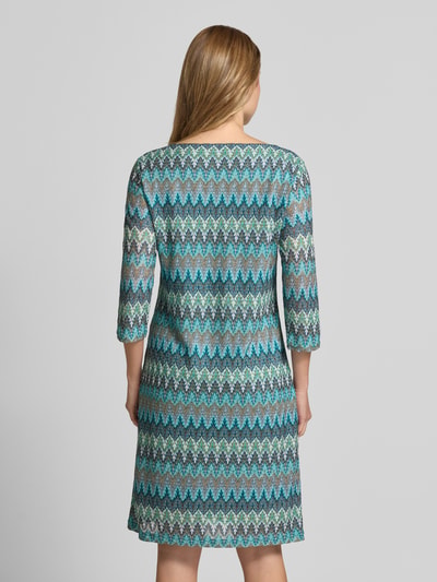 Frauenmodel trägt Regular Fit Kleid in Strick-Optik von Betty Barclay, knielang, U-Boot-Ausschnitt, 3/4-Arm, Rückenansicht.