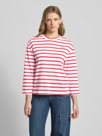 Frauenmodel trägt Regular Fit T-Shirt aus Baumwoll-Mix von Pepe Jeans im Two Tone Look, rot-weiß gestreift, Label Stitching, Ganzkörperansicht von vorne.