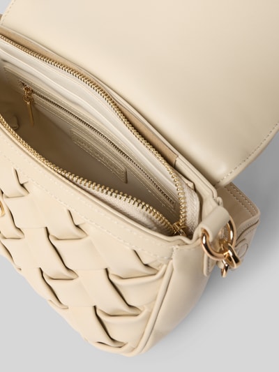 Produktfoto, Handtasche mit Label-Detail und Umschlag Modell 'ENNIS' von VALENTINO BAGS in Beige mit geflochtener Textur, Hauptfach mit Reißverschluss, Schultergurt mit Karabinerverschluss, Reißverschlussfach innen, Maße: Breite 25 cm, Länge 16 cm, Tiefe 9 cm, Schulterriemen 122 cm.