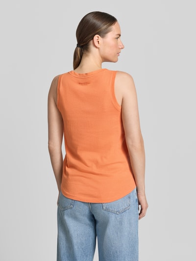 Frauenmodel trägt Regular Fit Top aus reiner Baumwolle von Marc O'Polo in Orange, kombiniert mit blauen Jeans, Ganzkörperansicht Rückansicht, Damen T-Shirt.