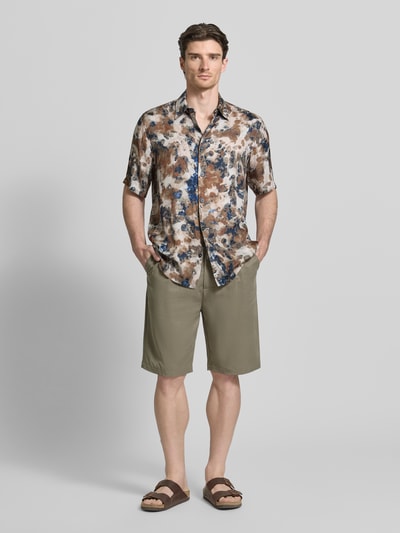 Męski model nosi Boxy Fit Freizeithemd aus Viskose im Allover-Look od ARMANI EXCHANGE, kolorowy wzór, krój boxy fit, kent kołnierzyk, zapięcie na guziki, całkowita długość dla rozm. M: 77 cm, szerokość w rozmiarze M: 49 cm, długość rękawa w rozmiarze M: 31 cm, widok całej sylwetki z przodu
