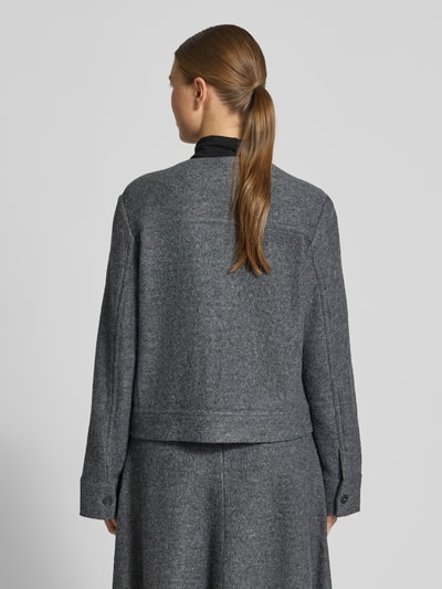 Kobiece model prezentuje Taillierter Kurzblazer aus Viskose-Woll-Mix od Marc O’Polo, efekt: jednolity kolor, taliowany krój, okrągły dekolt, zapięcie na guziki, długi rękaw, mankiety z rozcięciem i guzikiem, kieszeń na piersi, mieszanka wiskozy i wełny, widok całej sylwetki z tyłu.