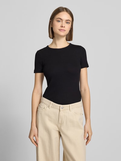 Frauenmodel trägt T-Shirt mit geripptem Rundhalsausschnitt Modell 'FRANKIE' von JJXX, Baumwoll-Elasthan-Mix, Slim Fit, Schwarz, Ganzkörperansicht von vorne.