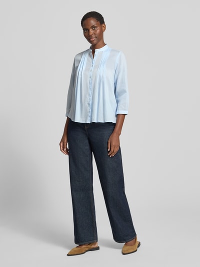 Frauenmodel trägt Regular Fit Bluse mit Drapierungen und 3/4-Arm von Christian Berg Woman in Hellblau mit Stehkragen, Knopfleiste, Ganzkörperansicht von vorne. Rückenlänge bei Größe 36: 58 cm, Ärmellänge bei Größe 36: 46 cm.