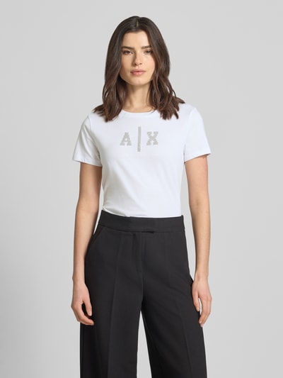 Frauenmodel trägt T-Shirt mit Logo und Rundhalsausschnitt von ARMANI EXCHANGE aus Reine Baumwolle, Regular-Fit, weiß, Ganzkörperansicht von vorne. Rückenlänge bei Größe S: 58 cm.