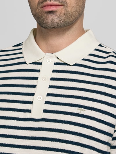 Männermodel trägt Sweatshirt im Allover-Look mit Polokragen von Fynch-Hatton, Reine Baumwolle, Regular-Fit, Knopfleiste, Nahaufnahme Oberkörper.