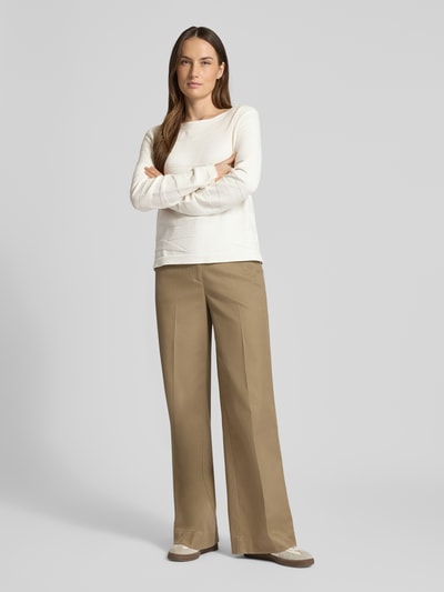 Frauenmodel trägt Regular Fit Pullover aus reiner Baumwolle von Tom Tailor, unifarben, Strukturmuster, Rundhals, Feinstrick, Ganzkörperansicht von vorne.