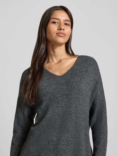 Vero Moda Regular Fit Strickpullover mit V-Ausschnitt Modell 'CREWLEFILE' Mittelgrau 3