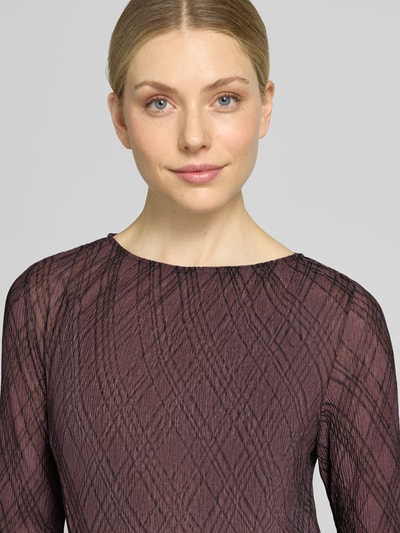 Frauenmodel trägt Midikleid im Allover-Look Modell 'POMEL' von MANGO, Rundhalsausschnitt, strukturierte Oberfläche, Nahaufnahme Oberkörper.