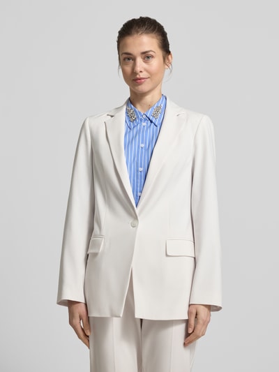 Frauenmodel trägt Slim Fit Blazer mit Pattentaschen von comma, cremefarben, Viskose-Mix, Reverskragen, Knopfverschluss, Ganzkörperansicht von vorne.