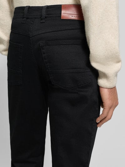 Männermodel trägt Regular Fit Jeans mit Eingrifftaschen von bugatti in Schwarz aus Baumwoll-Elasthan-Mix, Detailaufnahme Rückansicht. Bundweite 41 cm, Innenbeinlänge 84 cm bei Größe 32/32.