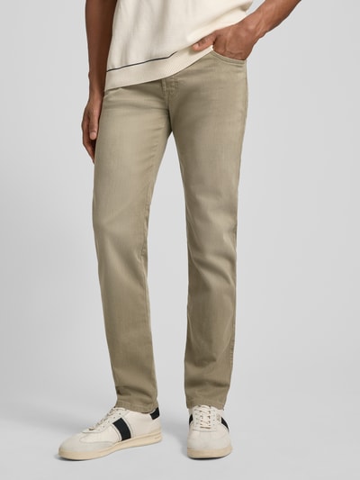 Męski model nosi Regular Fit Jeans mit Eingrifftaschen von bugatti, bawełniana mieszanka ze stretchem, beżowy, proste nogawki, Szerokość w rozmiarze 32/32: 44 cm, długość nogawki: 80 cm, zapięcie na guzik i zamek, kieszenie boczne, pełny widok z przodu