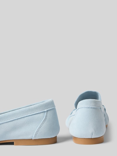 Produktfoto, Loafer aus echtem Leder von Tamaris in hellem Blau, flache Sohle, abgerundete Schuhspitze, Nubukstruktur, Rückansicht