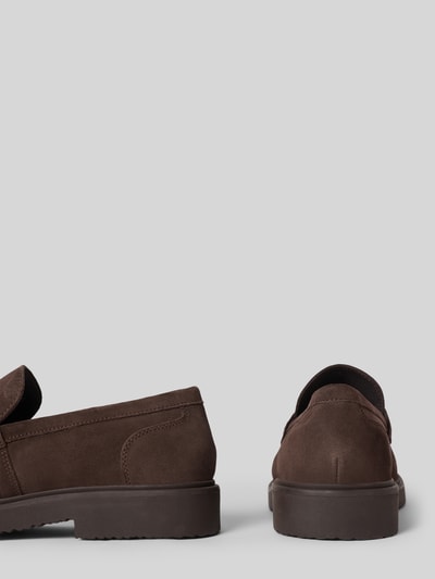 Produktfoto, braune Loafers mit Riegel Modell 'MASSIMIANO' von Geox, strukturierte Sohle, schnittige abgerundete Form, Kontext: Herren Loafers von Geox, Absatzhöhe 3 cm, Schafthöhe 6 cm, Schaftweite 12 cm bei Größe 44