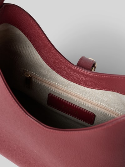 Produktfoto, Handtasche aus echtem Leder Modell 'GOCCIA' von FURLA in bordeaux, Strukturpatroon, hoofdvak met overslag en pinsluiting, binnenvak met ritssluiting, verstelbare schouderband, maat 1: breedte 22 cm, lengte 25 cm, diepte 12 cm, bandlengte 42 cm