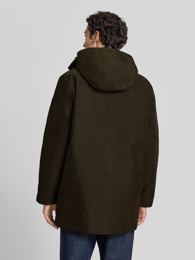 Männermodel trägt Regular Fit Funktionsjacke mit Kapuze von Barbour in Dunkelgrün, glatte Oberfläche, Ganzkörperansicht Rückansicht. Herren Funktionsjacke von Barbour