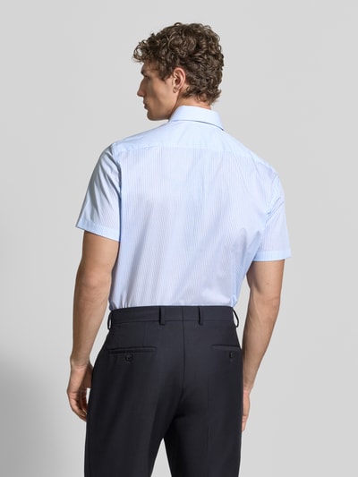 Männermodel trägt Regular Fit Business-Hemd aus Baumwolle mit Kentkragen von Christian Berg Men, hellblau, feine Streifen, Kurzarm, Ganzkörperansicht Rückansicht.