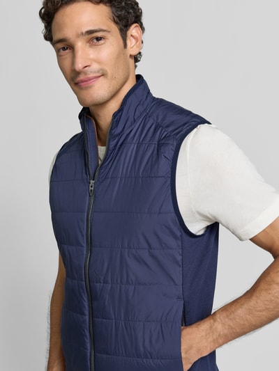 Männermodel trägt dunkelblaue Regular Fit Weste aus Modal-Mix mit Woll-Anteil Modell 'PERFORMANCE' von Polo Ralph Lauren, Nahaufnahme Oberkörper, Herren Weste von Polo Ralph Lauren.