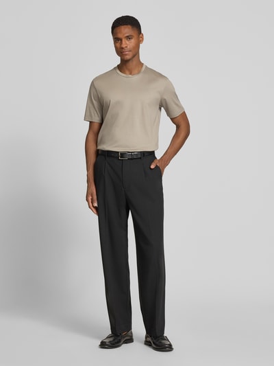 Männermodel trägt T-Shirt mit Rundhalsausschnitt von bugatti in Beige, reine Baumwolle, Slim Fit, kombiniert mit schwarzer Hose, Ganzkörperansicht von vorne.
