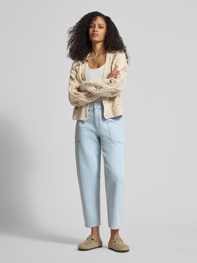 Frauenmodel trägt Barrel Fit Jeans mit aufgesetzten Taschen von Jake*s Casual in Hellblau, reine Baumwolle, Ziernähte, Ganzkörperansicht von vorne.