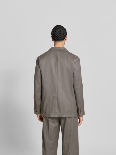Männermodel trägt Regular Fit Anzugjacke aus Woll-Mix von ANNARR in Braun mit Reverskragen, Pattentaschen, 2-Knopfleiste, Ganzkörperansicht Rückansicht.