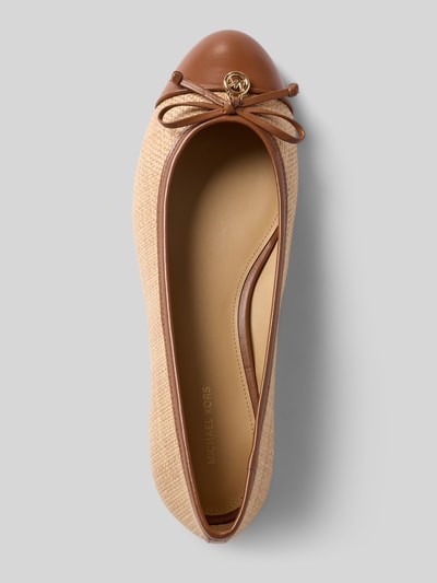Productfoto, ballerina's van leer en textiel, afgeronde punt, comfortmodel, labelapplicatie, model 'PIPER FLEX BALLET' van MICHAEL Michael Kors, hakhoogte 1 cm, schachthoogte 6 cm, schachtbreedte 21 cm, beige en bruin met gladde en geweven textuur