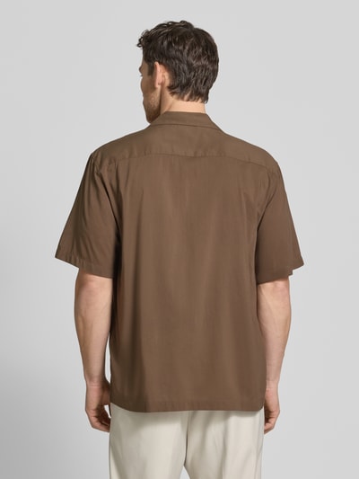 Männermodel trägt Relaxed Fit Freizeithemd aus Bio-Baumwoll-Modal-Mix Modell 'RELAXAIR' von SELECTED HOMME, Unifarben, Ganzkörperansicht Rückansicht.
