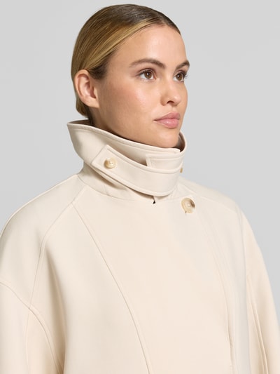 Frauenmodel trägt Regular Fit Jacke mit Viskose-Anteil Modell 'Najoma' von someday, cremefarbener Stoff, sichtbare Knöpfe, Nahaufnahme Oberkörper.