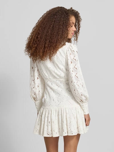 Frauenmodel trägt Cocktailkleid aus Spitze Modell 'REMY' von Bardot im weißen Viskose-Baumwoll-Mix mit figurbetontem Schnitt, Minikleid, Knopfleiste, Rückansicht Ganzkörperansicht. Kontext: Rückenlänge 81 cm, Brustweite 37 cm bei Größe 36.