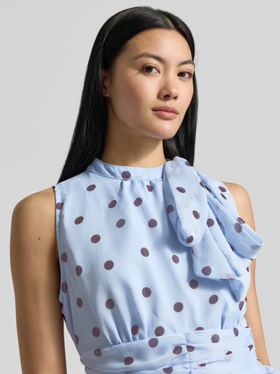 Vrouwenmodel draagt lichtblauwe dames blouse met opstaande kraag, getailleerd model 'Ansol' van Neo Noir, sierstrik, mouwloos design, met ruches, ruglengte maat 36: 54 cm, close-up bovenlichaam.
