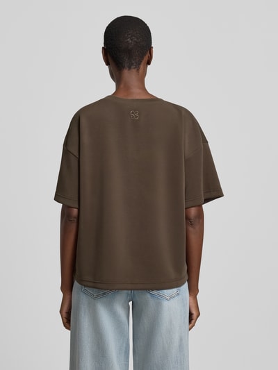 Kobiece modelka nosi T-Shirt mit Rundhalsausschnitt Modell 'Helle' od My Essential Wardrobe, brązowy kolor, boxy fit, materiał z domieszką wiskozy, lekko opadające ramiona, długość tyłu w rozmiarze XS/S: 60 cm, pełny widok sylwetki od tyłu.