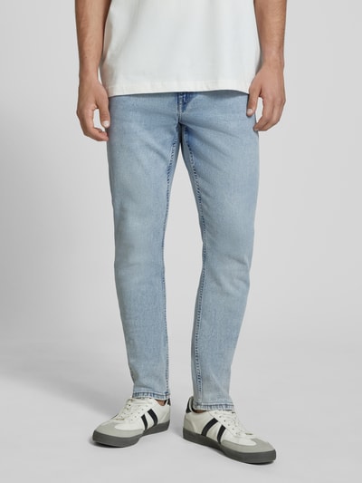 Männermodel trägt Slim Fit Jeans aus Baumwoll-Mix mit Viskose-Anteil Modell 'LOOM' von Only & Sons in hellem Denim, 5-Pocket-Design, Ganzkörperansicht von vorne.