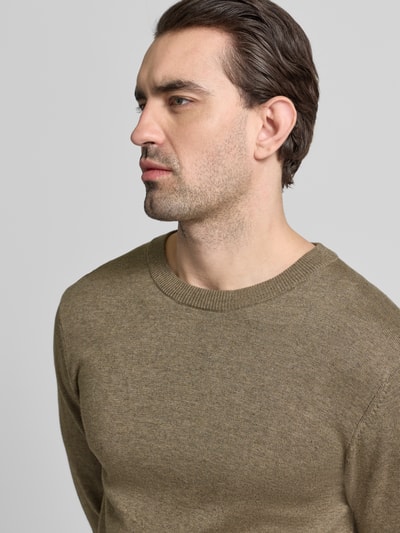 Männermodel trägt Strickpullover mit gerippten Abschlüssen Modell 'BELLS' von Casual Friday in slim fit, katoen-lyocellmix, ronde hals, detailopname rechterzijaanzicht.