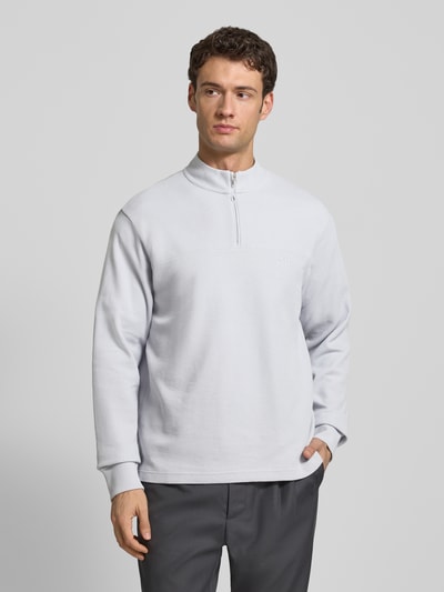 Männermodel trägt Regular Fit Sweatshirt aus Baumwoll-Mix Modell 'PE_HIVE' von BOSS Orange, unifarben, Struktur, Ganzkörperansicht von vorne.