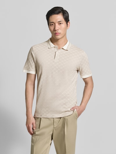 Männermodel trägt Regular Fit Poloshirt mit Logo-Muster Modell 'Jessino' von JOOP! Collection aus reiner Baumwolle, Ganzkörperansicht von vorne.