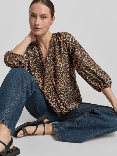 Frauenmodel trägt Bluse aus Viskose-Mix mit Serafino-Ausschnitt von Zero, Loose Fit, 3/4-Arm, elastische Ärmelabschlüsse, Ganzkörperansicht von vorne.
