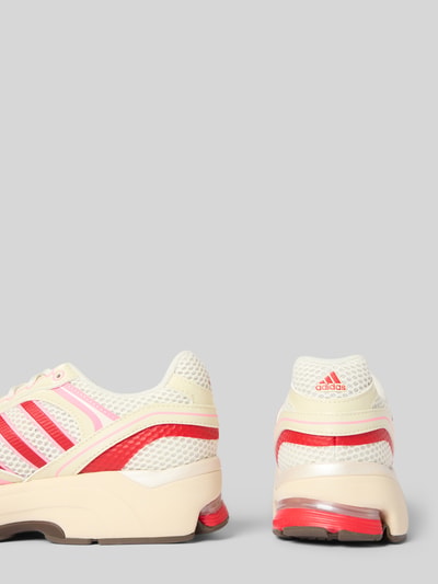 Produktfoto, Sneaker mit Schnürverschluss von adidas Sportswear, kolor kremowy z czerwonymi i różowymi detalami, materiał-mix, zaokrąglony nosek, label-detail, strukturalna podeszwa, wysokość obcasa 4 cm, wysokość cholewki 7 cm, szerokość cholewki 9 cm.