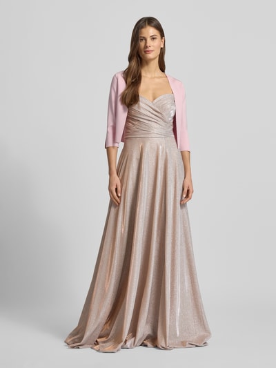 Frauenmodel trägt Regular Fit Bolero aus Viskose-Mix von Vera Mont in Unifarbe, Schalkragen, geschlitzte Ärmel, Cropped-Länge, Ganzkörperansicht von vorne.