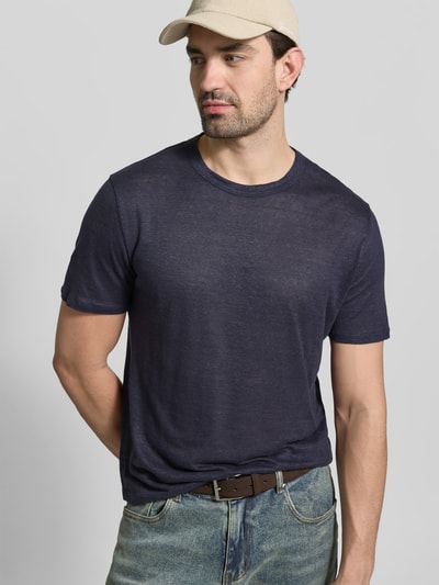 Männermodel trägt Regular Fit T-Shirt aus reinen Leinen von Officine Générale in Dunkelblau, semitransparent, Rundhalsausschnitt, Kurzärmelig, Ganzkörperansicht von vorne. Herren T-Shirt, Rückenlänge bei Größe M 68 cm.
