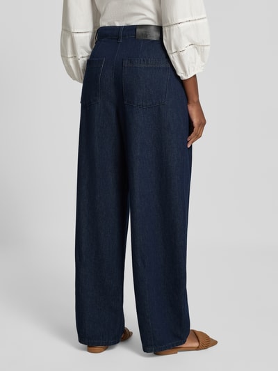 Vrouwenmodel draagt Wide Leg Jeans met Steekzakken van Luisa Cerano in donkerblauw, Achterzakken, knoop- en ritssluiting, wide leg, Bandwijdte maat 36: 37 cm, Binnenbeenlengte maat 36: 81 cm, Ganzebovenaanzicht van achteren