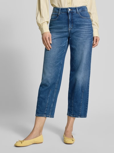 Frauenmodel trägt Barrel Fit Jeans mit Ziernähten Modell 'Melly twisted' von OPUS PANTS im Baumwoll-Mix, Nahaufnahme Oberschenkel.