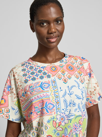 Frauenmodel trägt Oversized T-Shirt mit Rundhalsausschnitt von Smith and Soul im bunten Allover-Look aus Baumwoll-Viskose-Mix, Nahaufnahme Oberkörper.
