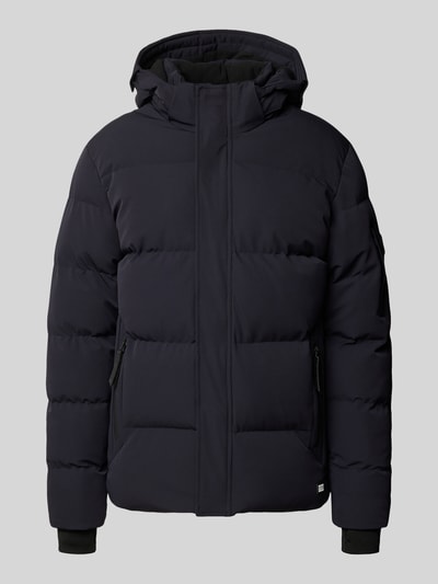 Produktfoto, schwarze Steppjacke mit Reißverschlusstaschen Modell 'JAXHAM' von Cars Jeans im Material-Mix mit Kapuze vor grauem Hintergrund