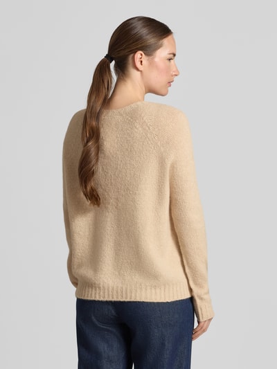 Frauenmodel trägt Regular Fit Pullover aus Alpaka-Mix Modell 'GHIACCI' von Max Mara, beige meliert, Damen Pullover von Weekend Max Mara, Ganzkörperansicht Rückansicht.