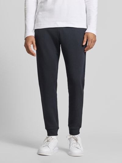 Männermodel trägt Sweatpants mit elastischem Bund und Kordelzug von Christian Berg Men aus Baumwoll-Mix, Regular Fit, Nahaufnahme Oberkörper.