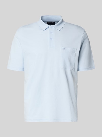 Produktfoto, Regular Fit Poloshirt mit Brusttasche von Christian Berg Men im hellblauen Baumwoll-Mix mit Polokragen und Knopfleiste