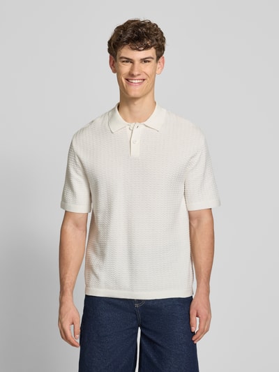 Männermodel trägt Relaxed Fit Poloshirt Modell 'FERDINAND' von Redefined Rebel aus Reine Baumwolle, Strickshirt, Knopfleiste, Rückenlänge bei Größe M 70 cm, Ganzkörperansicht von vorne.