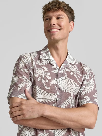 Männermodel trägt Regular Fit Freizeithemd mit Reverskragen von Jake*s, Baumwoll-Mix, Allover-Look, Knopfleiste, Nahaufnahme Oberkörper.