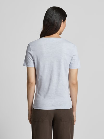 Frauenmodel trägt Regular Fit T-Shirt aus reiner Baumwolle von Tom Tailor, Optik: Unifarben, V-Ausschnitt, Flammgarn, Kurzarm, Ganzkörperansicht Rückansicht.