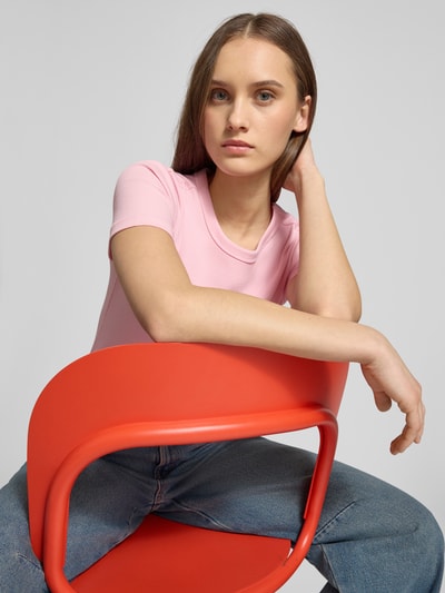 Frauenmodel trägt Slim Fit T-Shirt aus Bio-Baumwoll-Mix Modell 'VAL LIFE' von ONLY in Optik: Unifarben, Ripp, Rundhals, Kurzarm, Nahaufnahme Oberkörper.
